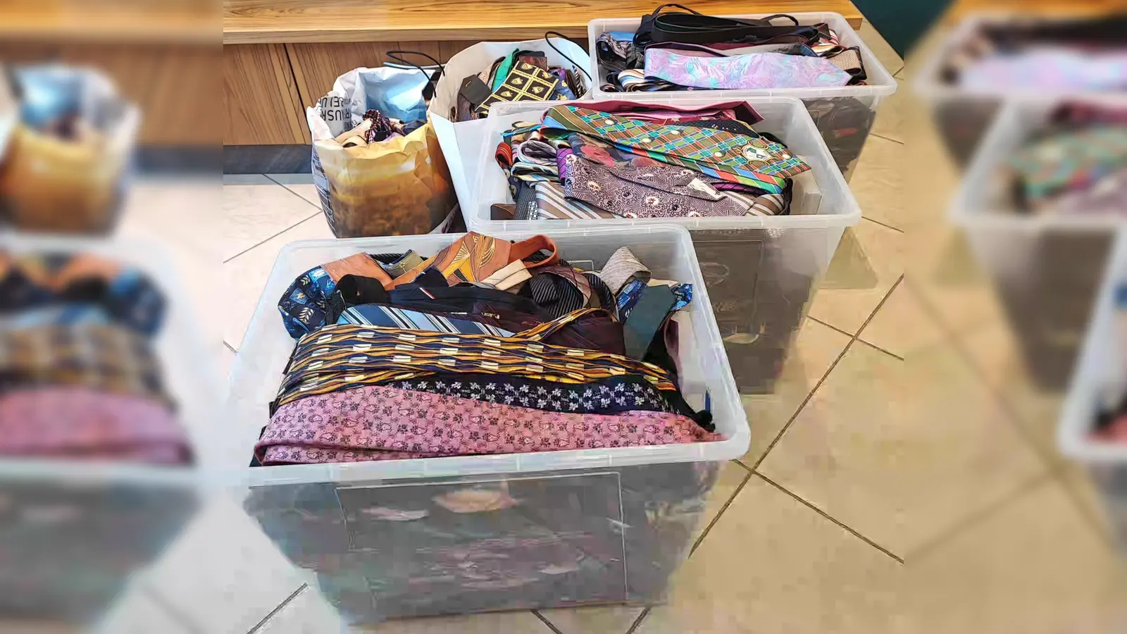 Über 1.000 Krawatten sammelte der Lionsclub Neustadt/WN für einen guten Zweck. Sie werden nun kreativ umgestaltet und anschließend verkauft.  (Bild: Christian Kick)