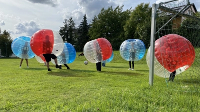 Eine runde Sache: Das Bubble-Soccer-Turnier der Ministranten Nabburg.  (Bild: Raphael Haubelt)