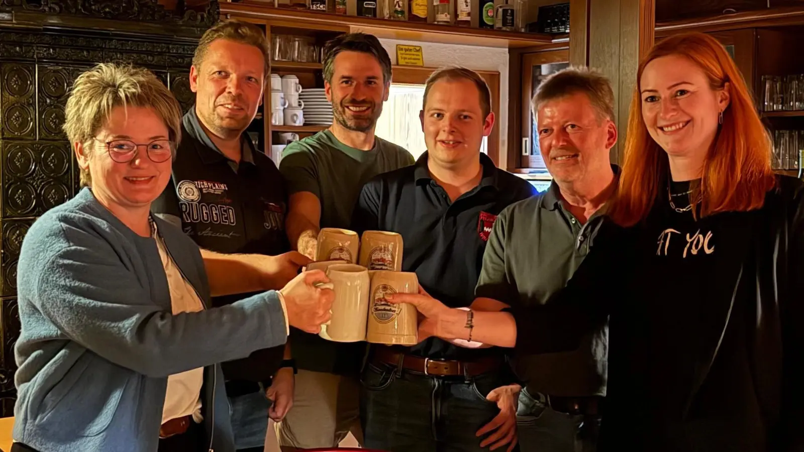 Bürgermeisterin Sonja Meier, Festleiter Andreas Sorgenfrei, Braumeister Ulrich Scheuerer und die Vorstände Simon Wellnhofer (FFW), Thomas Deml (TSV) und Theresa Bauer (Blaskapelle Kunschir) stießen auf ein schönes und unfallfreies Fest an (von links). (Bild: Annemarie Mösbauer)