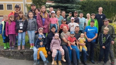Treffpunkt am Adlholzer Feuerwehrhaus. Alle freuten sich auf die gemeinsame Waldwanderung mit Jagdpächter Hans-Jürgen Graf und Jäger Dominik Sachsenhauser. (Bild: Markus Rauscher)