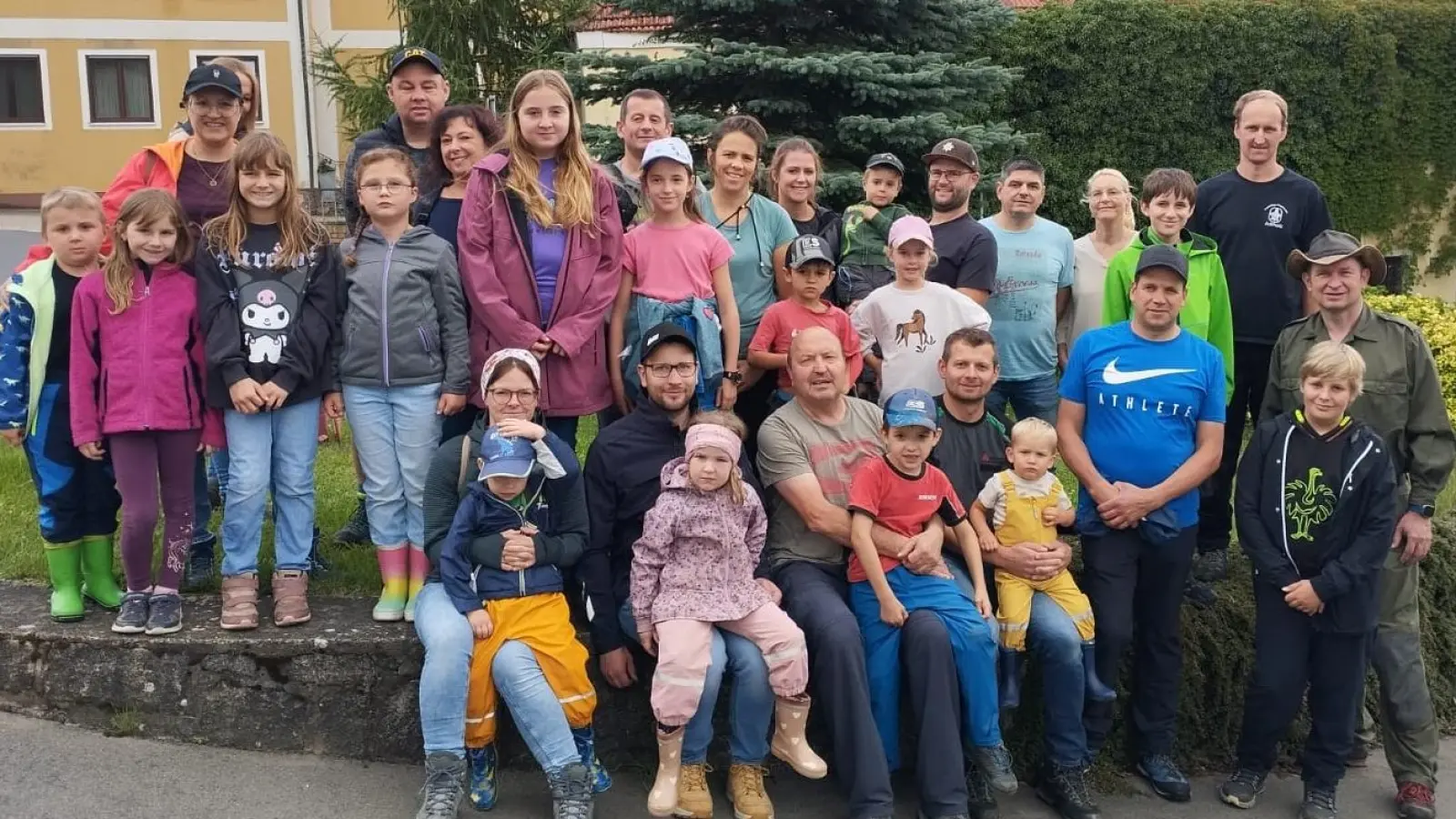 Treffpunkt am Adlholzer Feuerwehrhaus. Alle freuten sich auf die gemeinsame Waldwanderung mit Jagdpächter Hans-Jürgen Graf und Jäger Dominik Sachsenhauser. (Bild: Markus Rauscher)