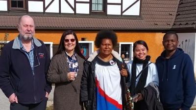 Besuch vor dem Geburtshaus von Johann Flierl in Buchhof/Birgland. Von links nach rechts: Georg Pilhofer, Gerda Stollner, Susan Fumapa, Miame Atenciana, Christoph Yako Babusa. (Bild: Gerda Stollner)