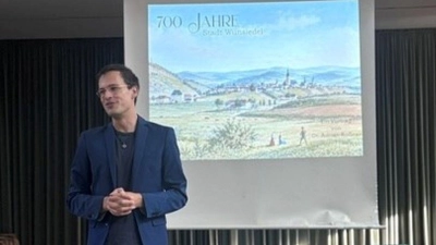 Dr. Adrian Roßner während seines Vortrages über 700 Jahre Stadtgeschichte Wunsiedel. (Bild: Kristina Wiedel)