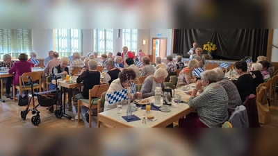 Unterhaltsam, fröhlich und genüsslich ging es bei der Vorkirchweihfeier des Katholischen Seniorenkreises im Pfarrheim St.Josef zu. (Bild: Marlene Noetzel)