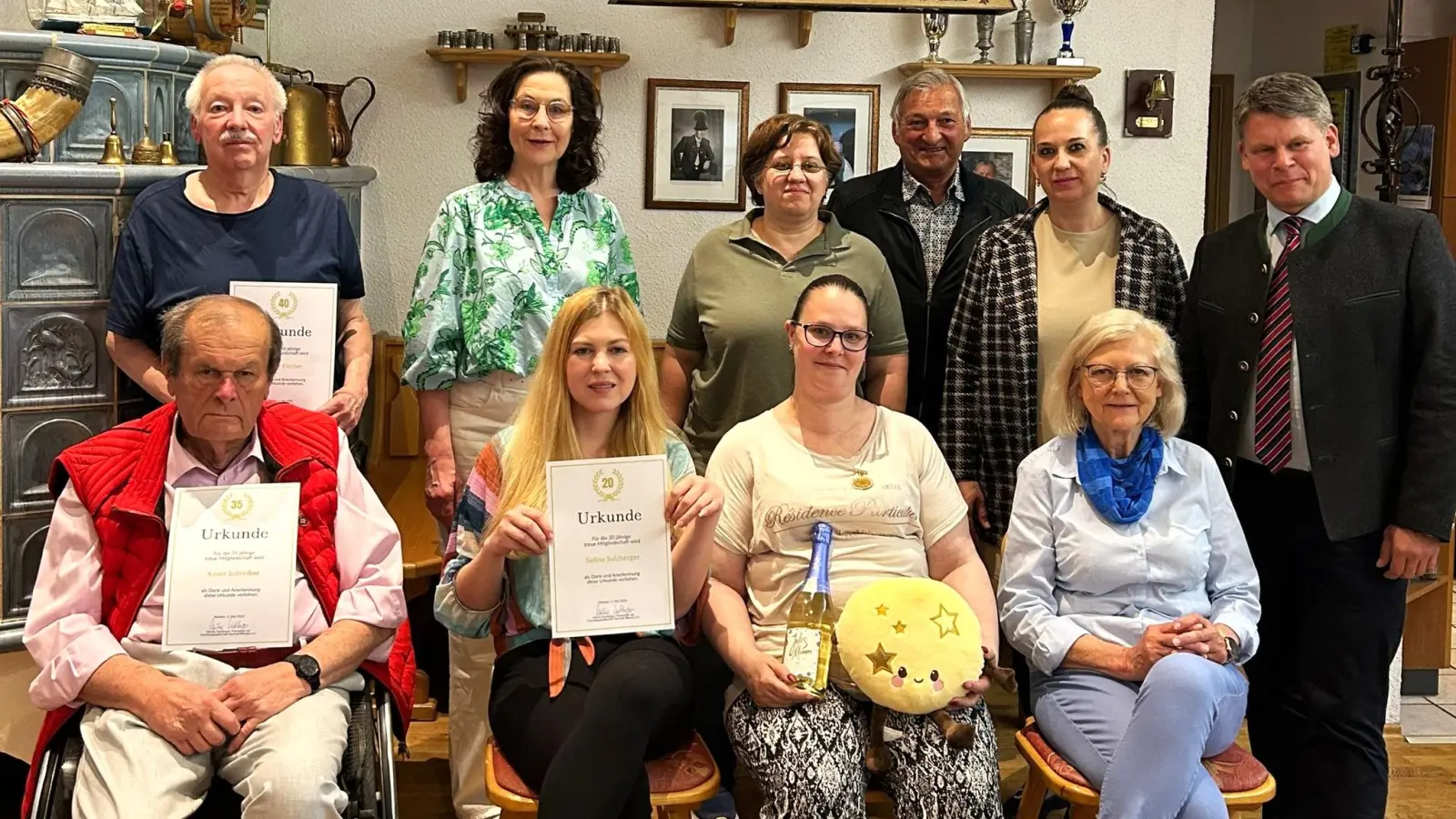 Gäste und Geehrte bei der Jahreshauptversammlung der Narrhalla Weiden (Bild: Lara Ramming)