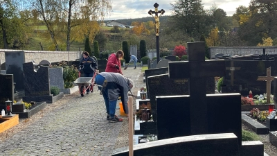In einer Gemeinschaftsaktion wurden am vergangenen Wochenende im Unterauerbacher Friedhof die Vorbereitungen für Allerheiligen getroffen. (Bild: Franz Grabinger)