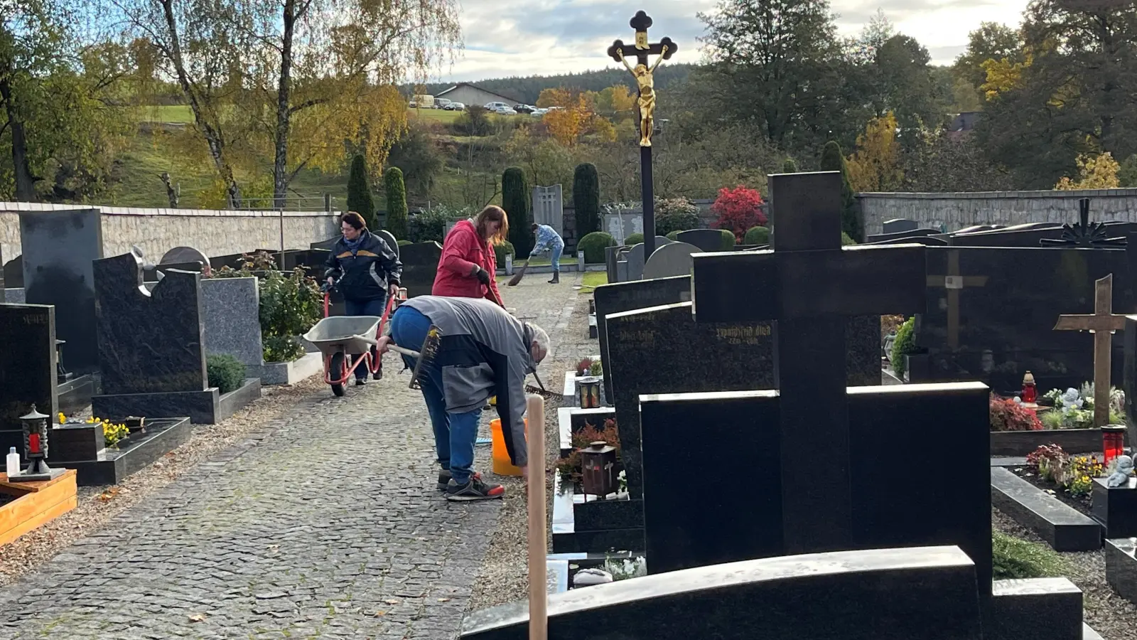 In einer Gemeinschaftsaktion wurden am vergangenen Wochenende im Unterauerbacher Friedhof die Vorbereitungen für Allerheiligen getroffen. (Bild: Franz Grabinger)