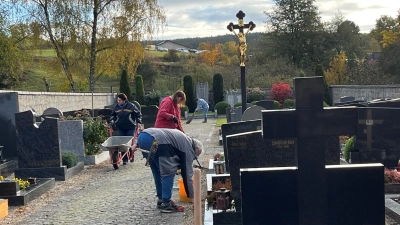 In einer Gemeinschaftsaktion wurden am vergangenen Wochenende im Unterauerbacher Friedhof die Vorbereitungen für Allerheiligen getroffen. (Bild: Franz Grabinger)