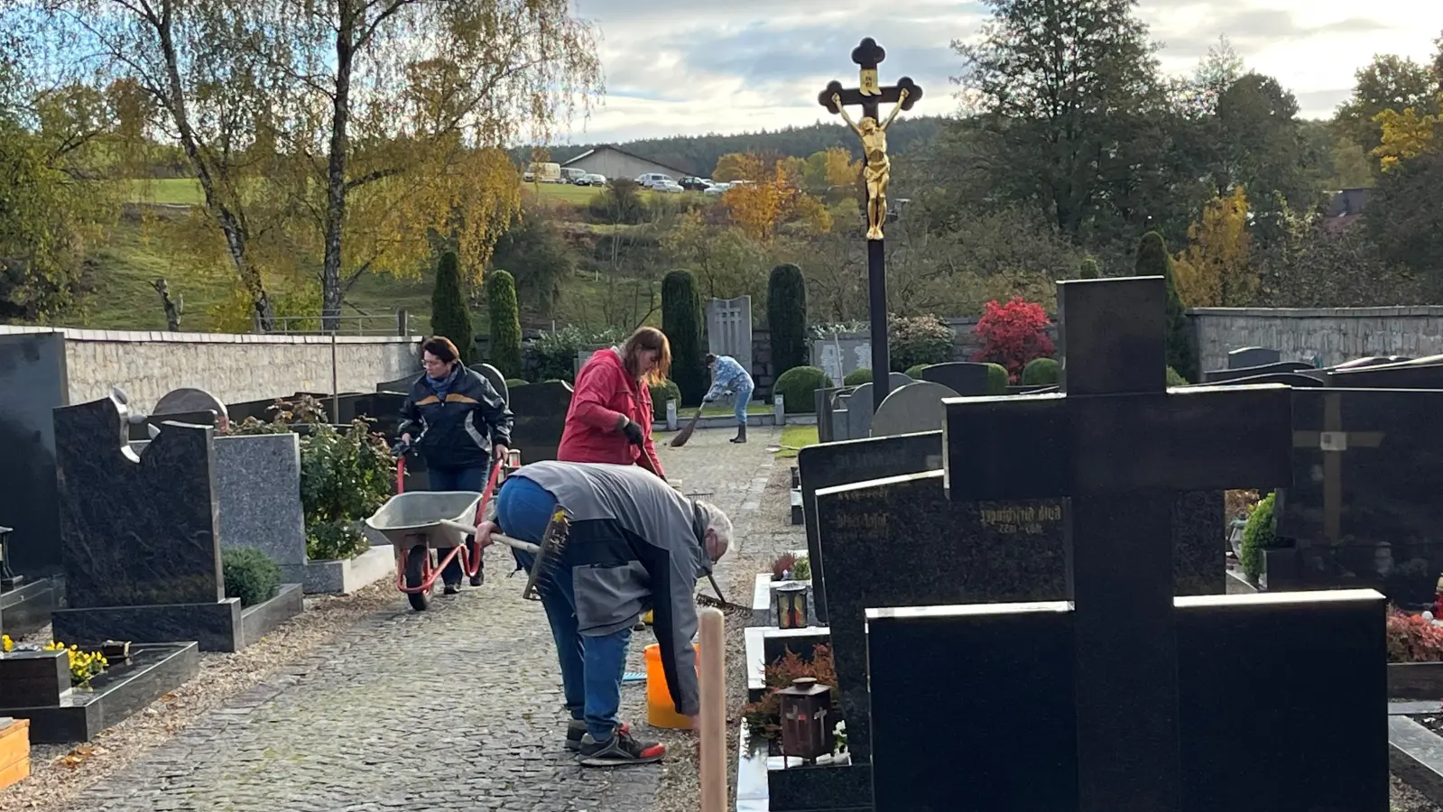In einer Gemeinschaftsaktion wurden am vergangenen Wochenende im Unterauerbacher Friedhof die Vorbereitungen für Allerheiligen getroffen. (Bild: Franz Grabinger)