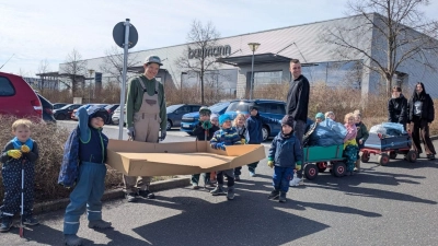 Die Kinder des BRK Waldkindergartens baumann Waldforscher mit ihren Betreuern und ihrer Beute. (Bild:  Marleen Aures)