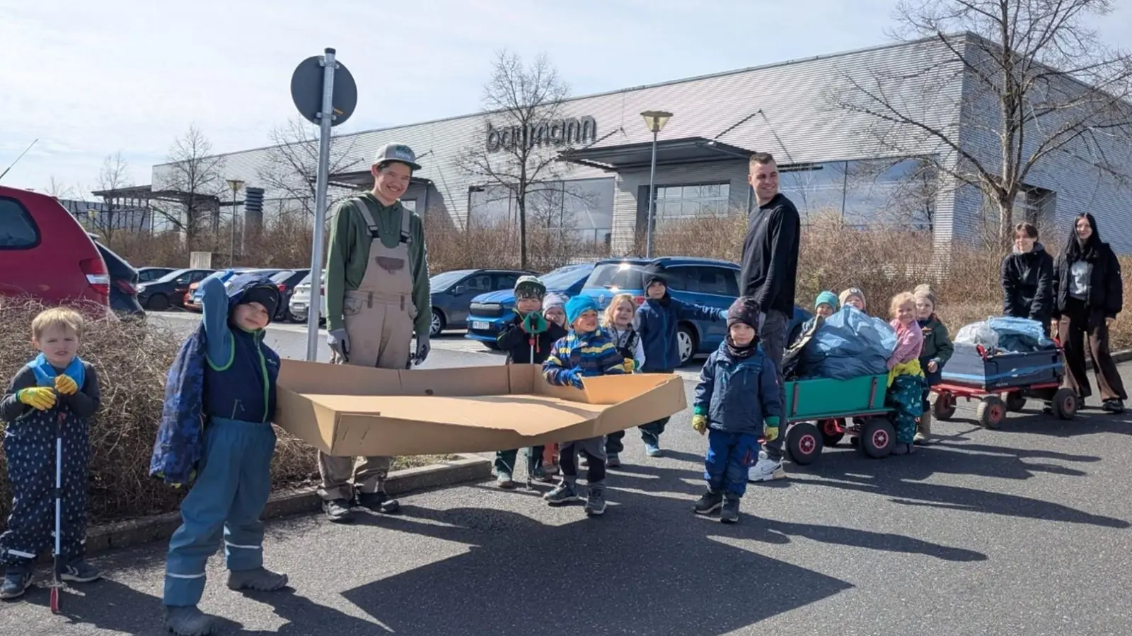 Die Kinder des BRK Waldkindergartens baumann Waldforscher mit ihren Betreuern und ihrer Beute. (Bild:  Marleen Aures)