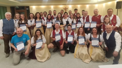 Die Geehrten mit dem Kreisvorsitzenden des Nordbayerischen Musikbundes Joseph Ferstl sen. (rechts) und dem stellvertretenden Bezirksvorsitzenden Ferdinand Münch (links). (Bild: Annemarie Mösbauer)