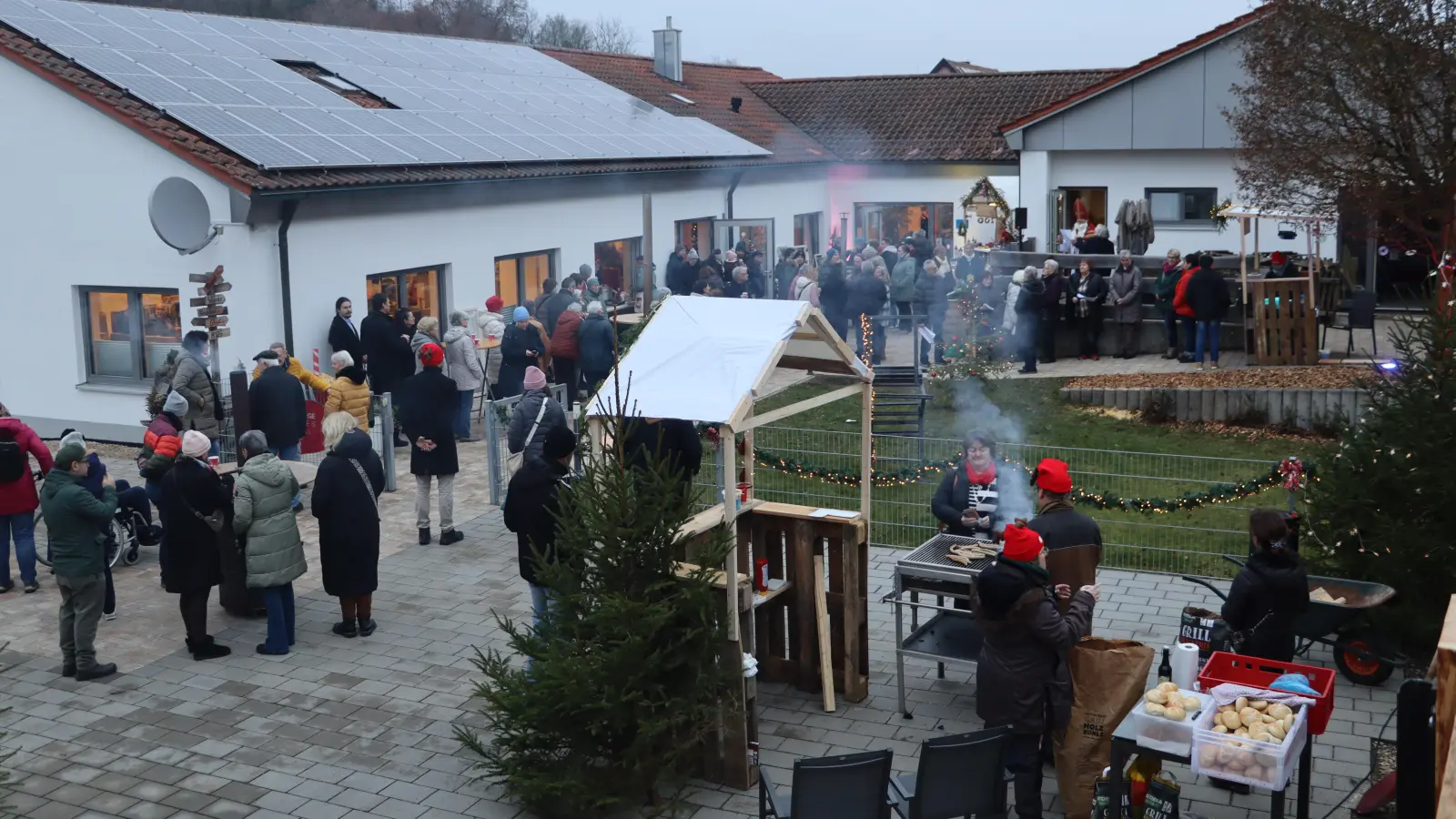 Der Adventsmarkt der Riedener Caritas Tagespflegeeinrichtung „Unteres Vilstal” wurde sehr gut angenommen. (Bild: Michael Rabenhofer)