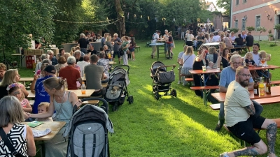 Im idyllischen Pfarrgarten bereitet der Sportverein Pizza aus dem Backofen (Bild: Tom Kreuzer)