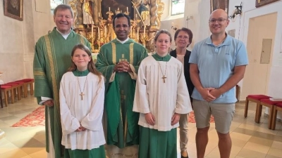 Die Pfarrei Ebnath verabschiedete Vertretungspfarrer Renny Joseph (Mitte). (Bild: Josef Söllner)