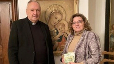 Chorleiterin Brigitte Kreuzer, vom Ensemble Kreuzer, überreichte Stadtpfarrer Georg Flierl eine Spende von 500 Euro für das Katholische Kinderhaus in Tirschenreuth.  (Bild: Brigitte Kreuzer/exb)
