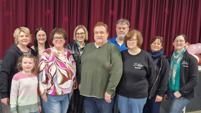 Die neu gewählte Vorstandschaft und der Vereinsausschuss der Dorfbühne Waidhaus nach der Jahreshauptversammlung im Kultursaal Waidhaus. (Bild: Josef Kleber)