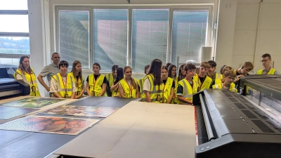 Die Schülerinnen und Schüler des Ausbildungszweigs II der Lobkowitz-Realschule bewundern das live hergestellte Puzzle ihrer Gruppenfotos. (Bild: Alexander Gröger)