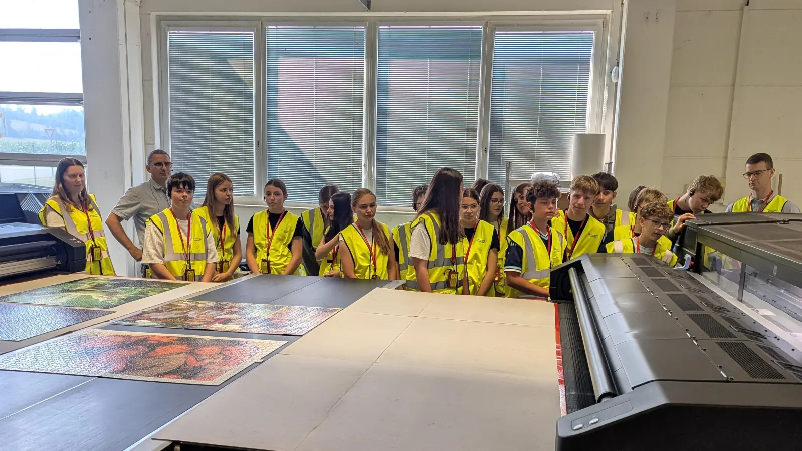Die Schülerinnen und Schüler des Ausbildungszweigs II der Lobkowitz-Realschule bewundern das live hergestellte Puzzle ihrer Gruppenfotos. (Bild: Alexander Gröger)