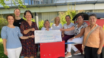 Vorstandsmitglieder des Kreisverbands der Frauen-Union überreichten an Anja Schricker und Christin Svoboda (von links) vom Bunten Kreis Nordoberpfalz einen Scheck über 500 Euro. (Bild: Friedrich Peterhans)