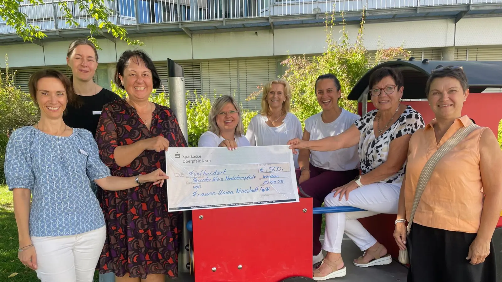 Vorstandsmitglieder des Kreisverbands der Frauen-Union überreichten an Anja Schricker und Christin Svoboda (von links) vom Bunten Kreis Nordoberpfalz einen Scheck über 500 Euro. (Bild: Friedrich Peterhans)