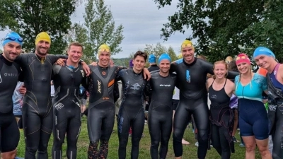 Athleten des LTV-Naabtal vor dem Start zum Seenland Triathlon (Bild: LTV Naabtal)