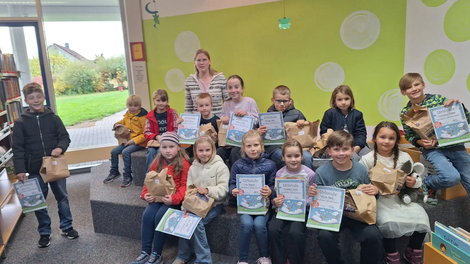 Viele der erfolgreichen Sommer-Leseratten holten sich bei der Verlosung ihre Belohnung ab. (Bild: Marion Helgert)