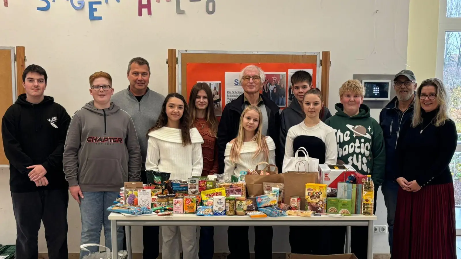 Übergabe der Spenden der Max-Prechtl-Schule an die Amberger Tafel. Herr Saurenbach (Amberger Tafel), Nadja Wendl (Verbindungslehrerin), S. Ottmann (Konrektor) und Schüler der SMV (Bild: Nadja Wendl)
