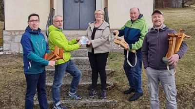 Ein Teil der Ratschlergruppe 2026 vor der Dorfkapelle Altglashütte. (Bild: Andrea Träger)