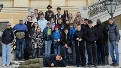 Gemeinsam unterwegs: Die Ministrantengruppe der Pfarreiengemeinschaft Mantel-Neunkirchen mit ihren Betreuern vor Schloss Schönbrunn in Wien (Bild: Markus Suttner)