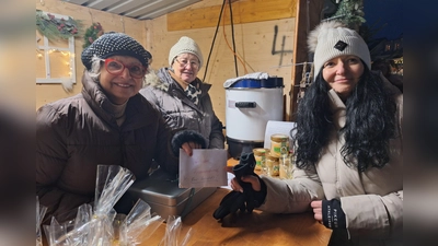 Hildegard Gallitzendörfer und Klara Rauch vom Frauenbund Hahnbach strahlen um die Wette mit Bettina Schön. (Bild: Margarete Hirsch)