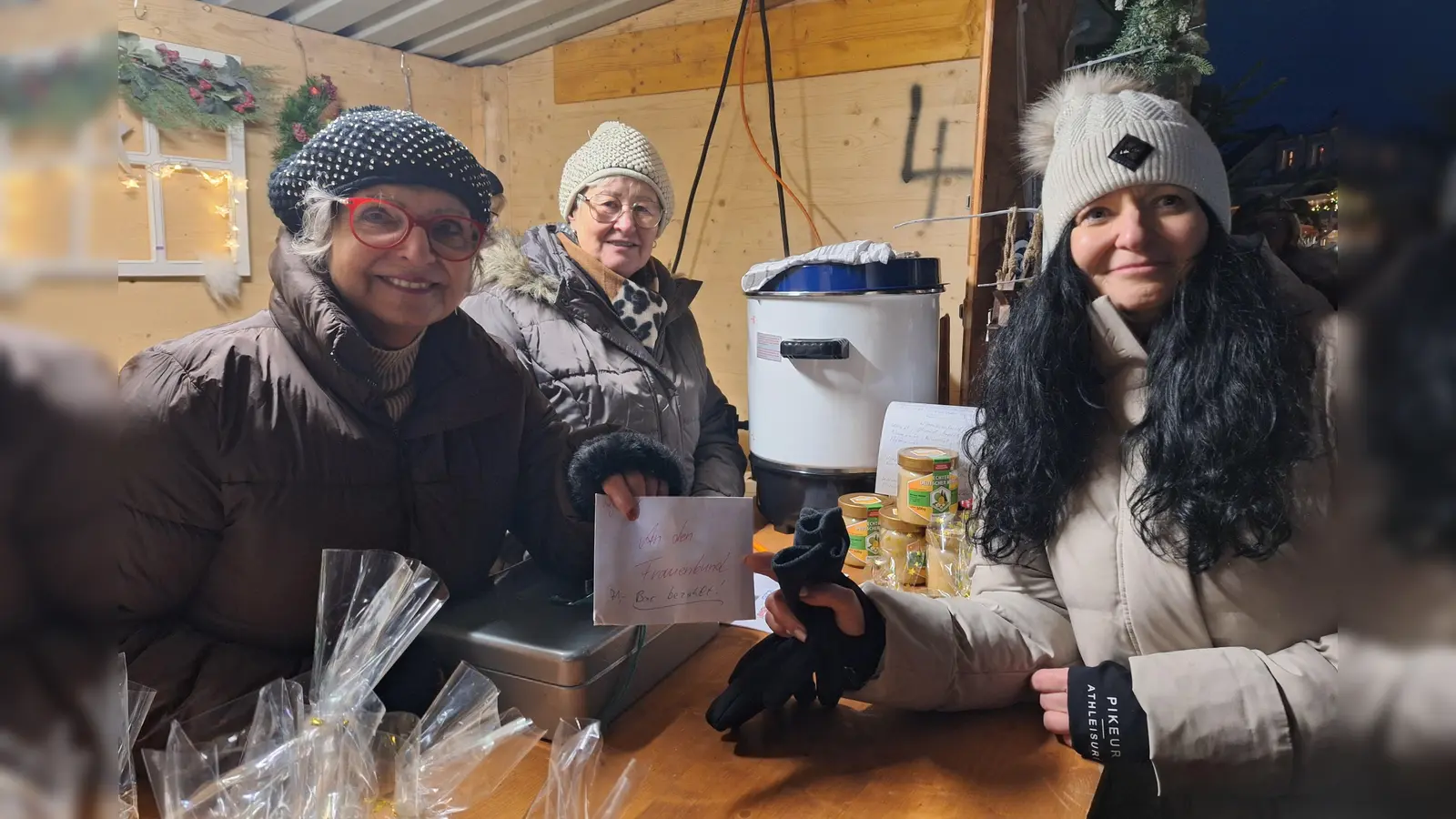 Hildegard Gallitzendörfer und Klara Rauch vom Frauenbund Hahnbach strahlen um die Wette mit Bettina Schön. (Bild: Margarete Hirsch)