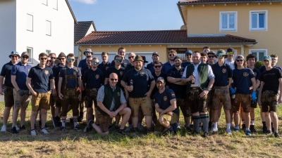 Gruppenfoto vor dem Aufstellen des Baumes  (Bild: Jonas Ermer)
