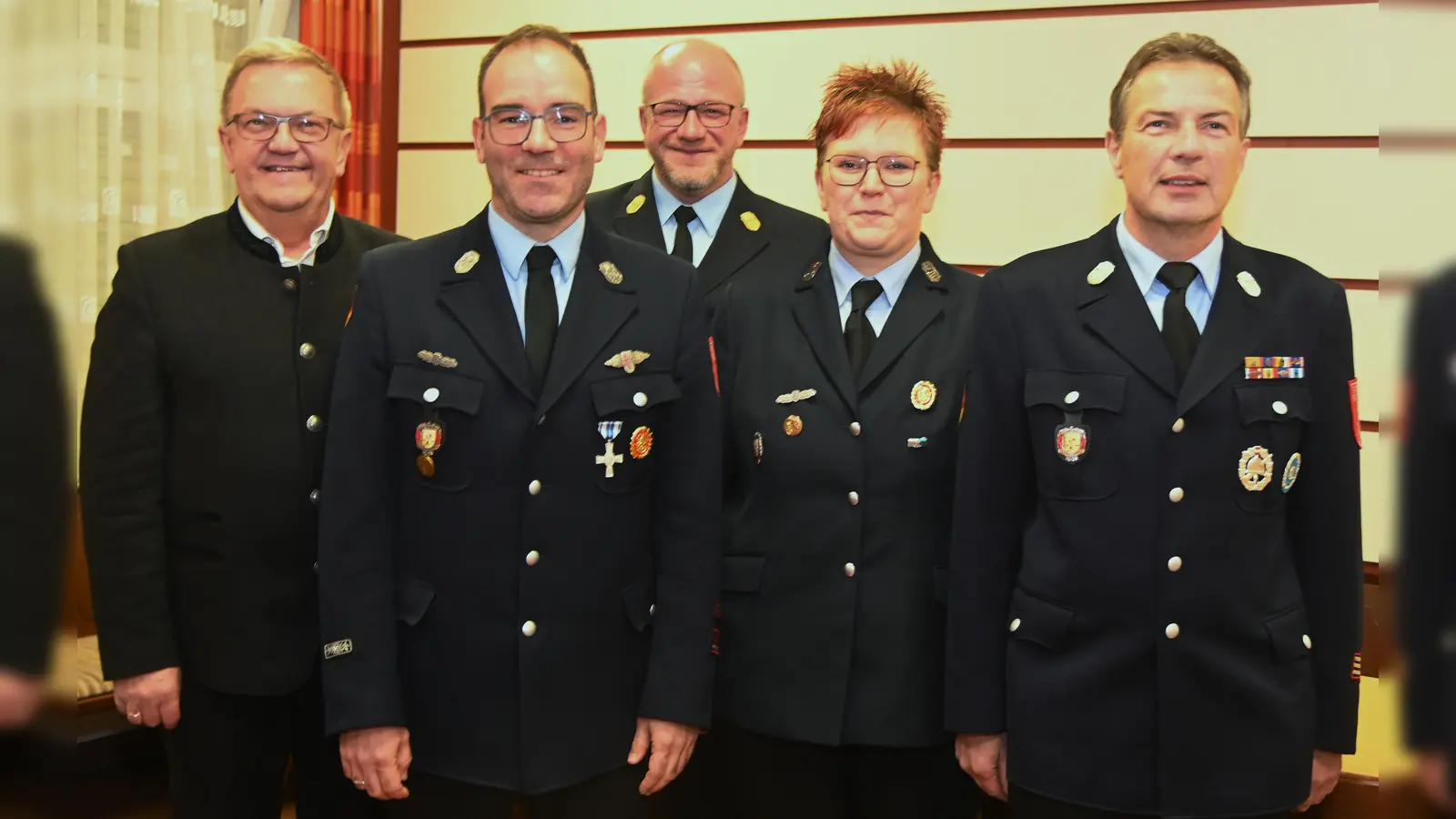 Neuwahlen bei der Freiwilligen Feuerwehr Karmensölden. Unser Bild zeigt (v.l.n.r.) Bürgermeister Martin Preuß, 1. Kommandant Volker Weiß, Stadtbrandinspektor Christoph Bachmann, Kerstin Ebi, die Vorsitzende des Feuerwehrvereins und Herbert Rath, der zwei Funktionen inne hat, nämlich 2. Kommandant und stellvertretender Vorsitzender des Feuerwehrvereins. (Bild: Gerhard Franz)
