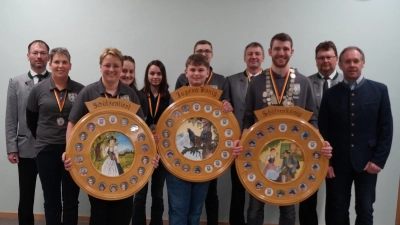 Schützenmeister Tobias Beer, sein Stellvertreter Helmut Meier und Bürgermeister Josef Pretzl zusammen mit den neuen Würdenträgern (Bild: Susanne Gschrey )