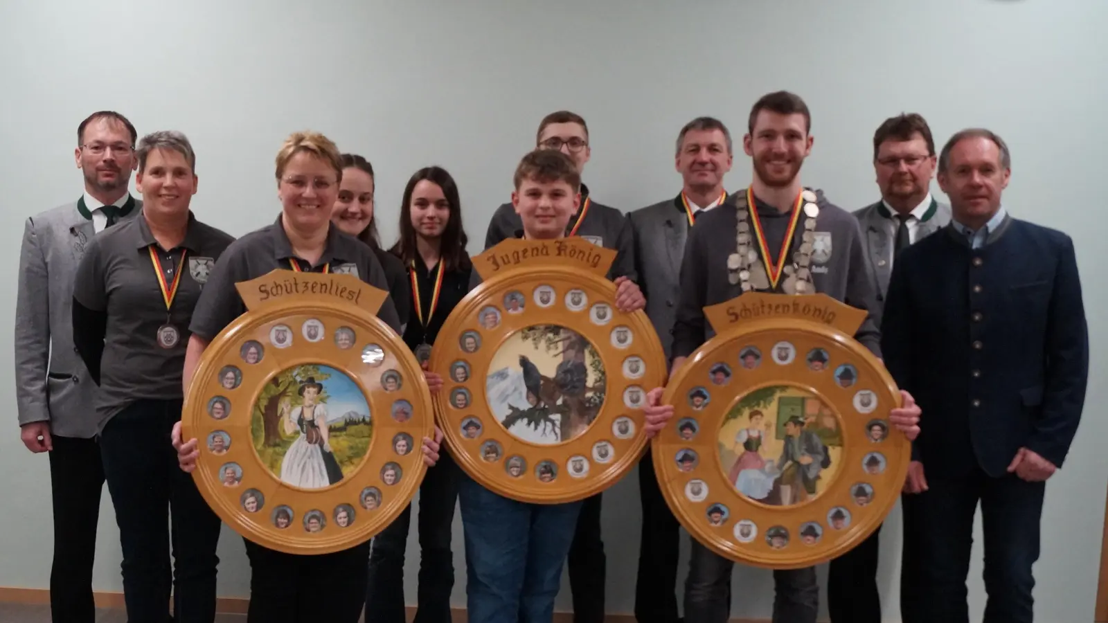 Schützenmeister Tobias Beer, sein Stellvertreter Helmut Meier und Bürgermeister Josef Pretzl zusammen mit den neuen Würdenträgern (Bild: Susanne Gschrey )