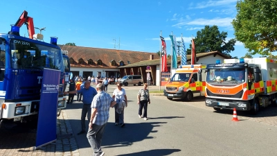 Eine beeindruckende Fahrzeugschau von Feuerwehr, THW und BRK bot den Gästen Einblicke in die Arbeit der Hilfsorganisationen.  (Bild: Georg Lang )