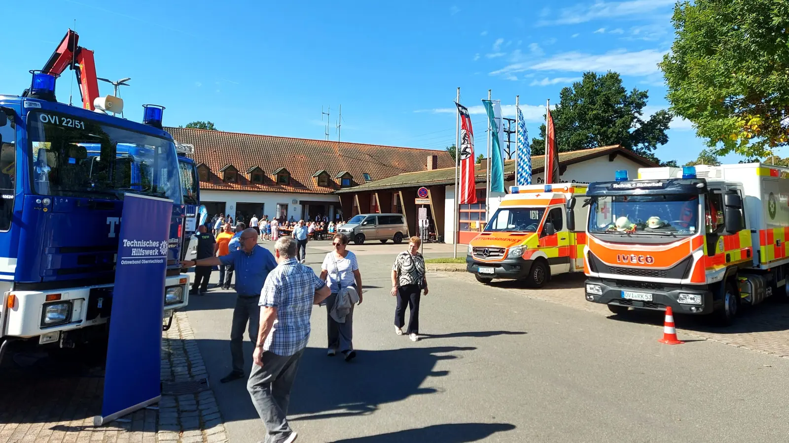 Eine beeindruckende Fahrzeugschau von Feuerwehr, THW und BRK bot den Gästen Einblicke in die Arbeit der Hilfsorganisationen.  (Bild: Georg Lang )