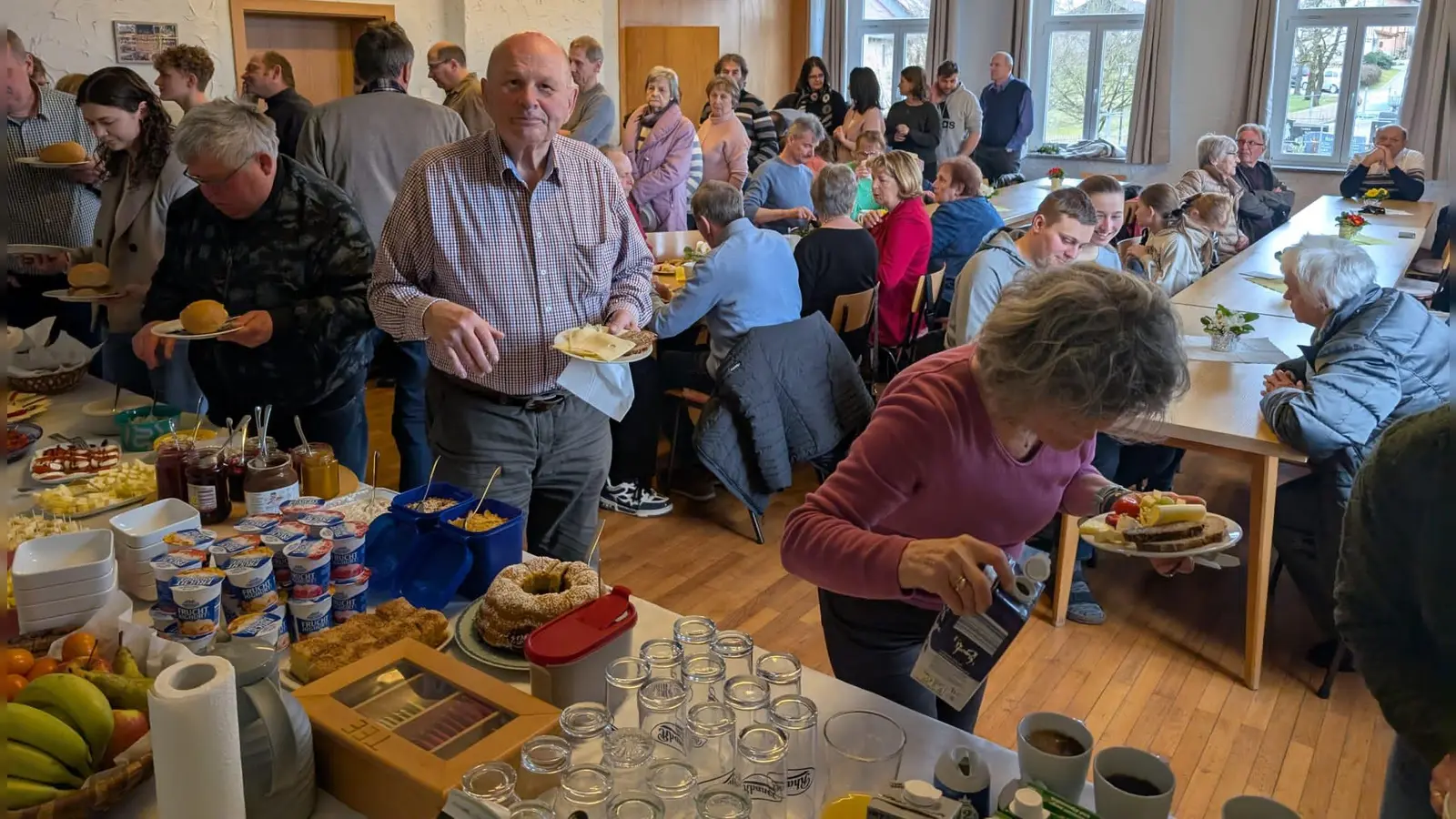 Der Saal war nach dem Gottesdienst schnell gefühlt  (Bild: Silvia Meier )