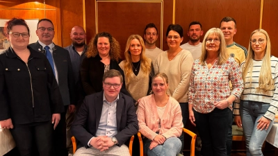 Dominick Kräml (vorne sitzend links) ist der neue Vorsitzende der Jungen Union Grafenwöhr. Hier zusammen mit der Vorstandschaft und den Ehrengästen (Bild: Gerald Morgenstern)