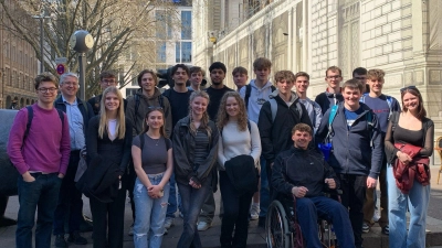 Eine 12. Klasse der Fachoberschule Amberg erkundete das Finanzzentrum Frankfurt und besuchte dabei die Börse und die Bundesbank.  (Bild: Stefanie Kuchenbecker)