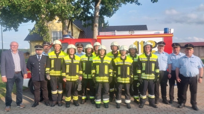 Von links: 3. Bürgermeister Ewald Zetzl, 2. Kommandant Bernd Werner, 2. Vorstand Stefan Krämer, 1. Kommandant Stefan Lang, Andrea Lang, 1. Vorstand Thomas Müller, Sebastian Kleber, Bastian Krämer, Janine Scherer, Thomas Lang, Nicole Voit, Lukas Lanz, Florian Zetzl, Schiedsrichter: KBM Matthias Schmidt, KBI (Mitte) Martin List, KBI (Ost) Martin Weig  (Bild: Andrea Lang)