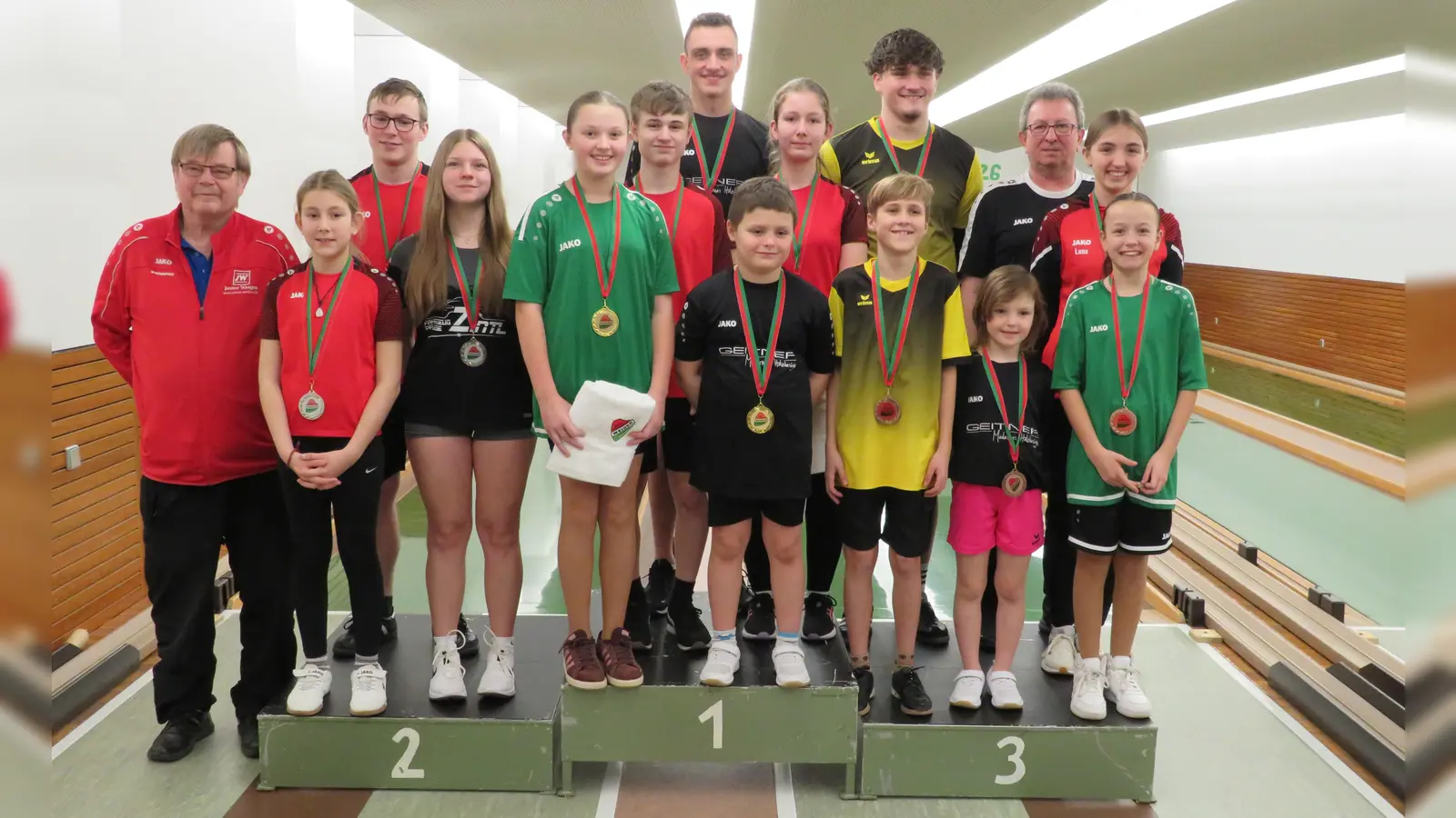 Vorsitzender Hans Kneissl (links) gratulierte den erfolgreichen Keglern der Jugendkreismeisterschaft.  (Bild: Johann Adam)