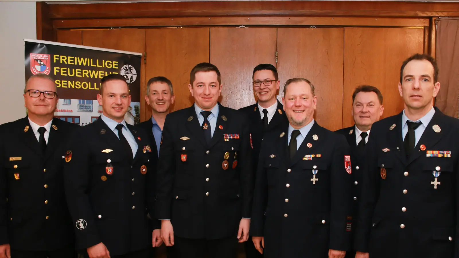 Josef Graml (4.v.l.) und Alexander Streher (2.v.l.) wurden zu den neuen Kommandanten der Feuerwehr Ursensollen gewählt. Die scheidenden Kommandanten Thorsten Michel (3.v.r.) und Bernhard Graml (rechts) gratulierten dazu.  (Bild: Florian Schlegel)