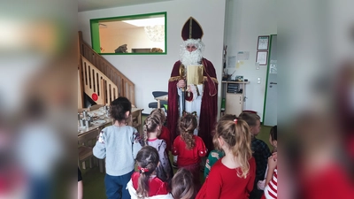 Die Kindergartenkinder lauschen der Rede des Nikolauses. (Bild: Susanne Pritzel)