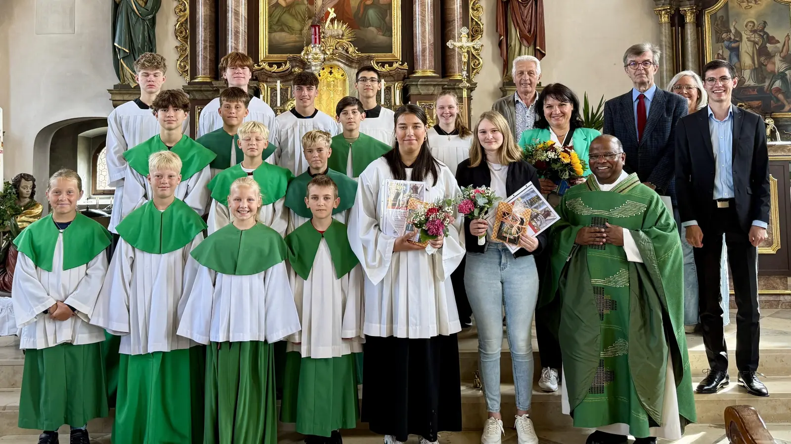 Die geehrten Ehrenamtlichen aus der Pfarrei Wutschdorf mit den Ministranten, Pfarrer Moses Gudapati, Pfarrgemeinderatssprecherin Johanna Köbler und Kirchenchorleiter Lukas Schöpf. (Bild: Ina Piehler)
