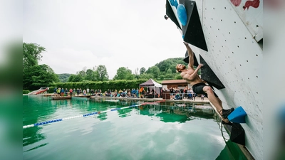 Deep-Water-Solo-Boulder-Wand beim Kletterfestival 2024 (Bild: PetzlFrankenjuraKletterfestival2024_SimonToplak)