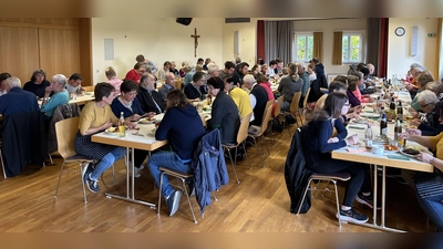 Bis auf den letzten Platz war der große Pfarrsaal im Herz-Jesu-Pfarrheim besetzt beim Erntedank-Brunch des Pfarrgemeinderates. (Bild: Roman Melzner)