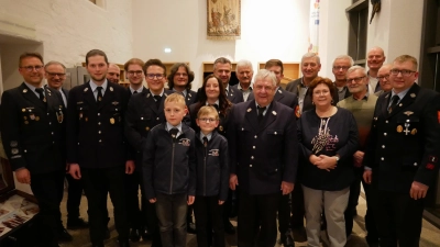 Die geehrten, beförderten und neu gewählten Mitglieder der Freiwilligen Feuerwehr Waldsassen mit Kommandant Tobias Tippmann und 1. Bürgermeister Bernd Sommer (von links) und Vorsitzendem Michael Fortelny (rechts). (Bild: Florian Müller)