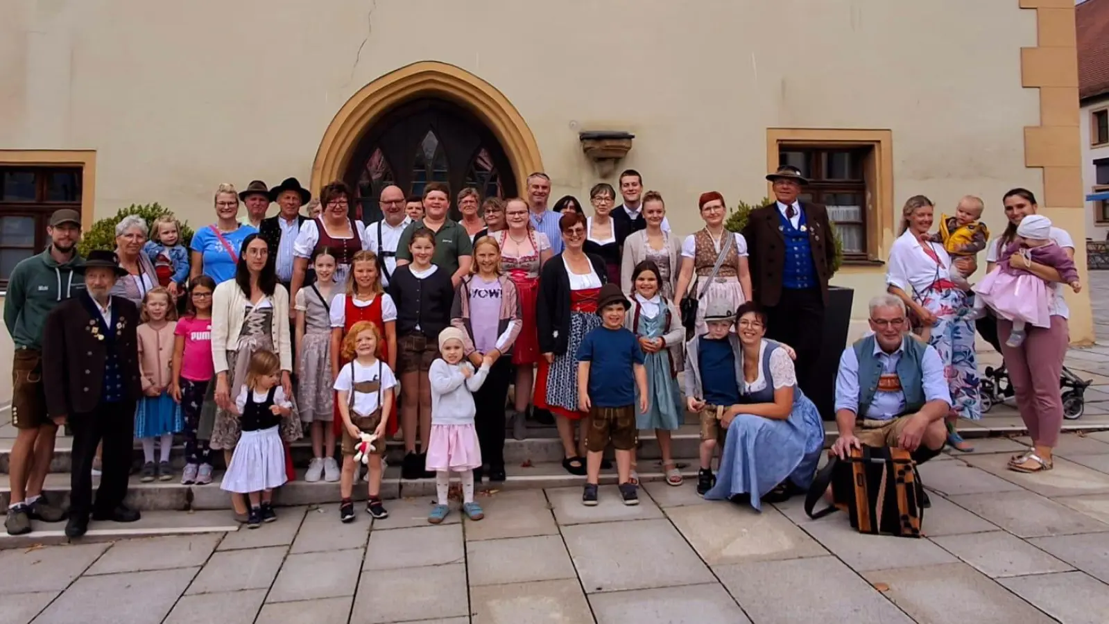 Tag der Tracht - Tänzer und Zuschauer freuen sich über die gelungene Aktion (Bild: Romina Seifert)